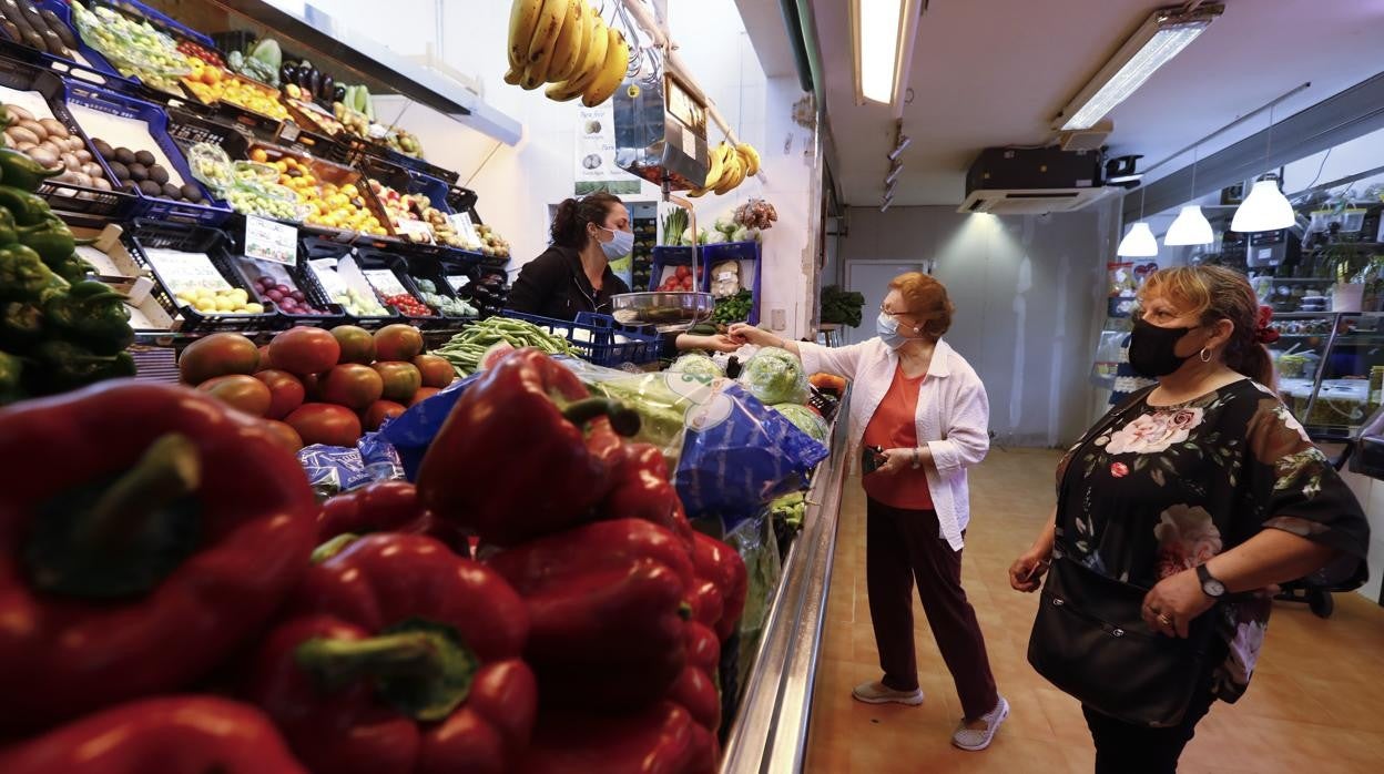 Dos mujeres en un puesto del mercado del Sector Sur de Córdoba