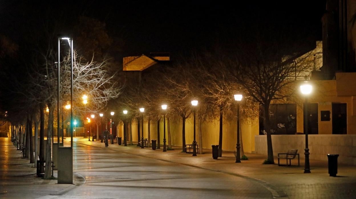 El Paseo de la Ribera, desierto durante una noche de toque de queda en Córdoba