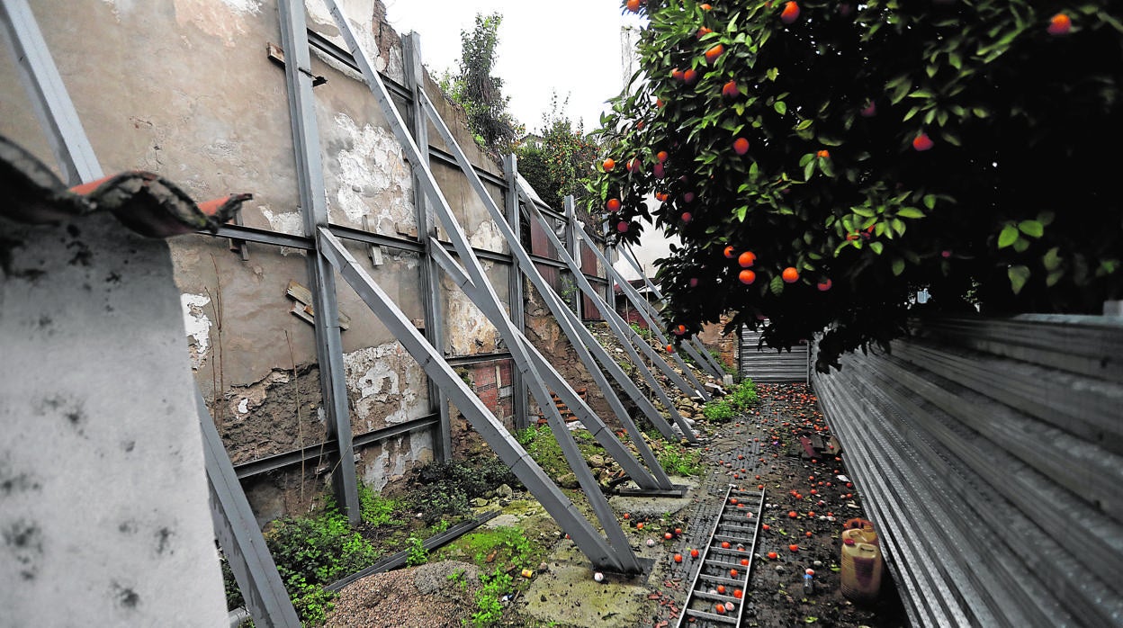 Apuntalamiento de urgencia de un tramo de muralla de la calle San Fernando