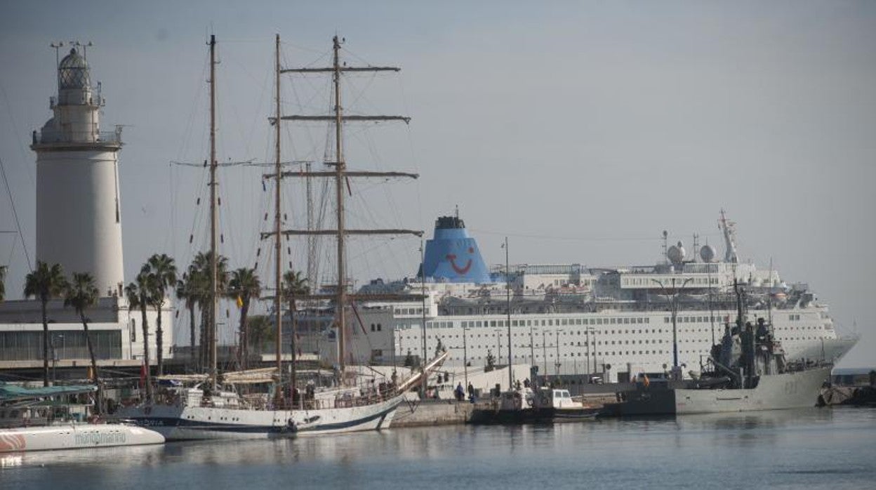 El último crucero que atracó en Málaga en marzo de 2020, con la Farola a la izquierda