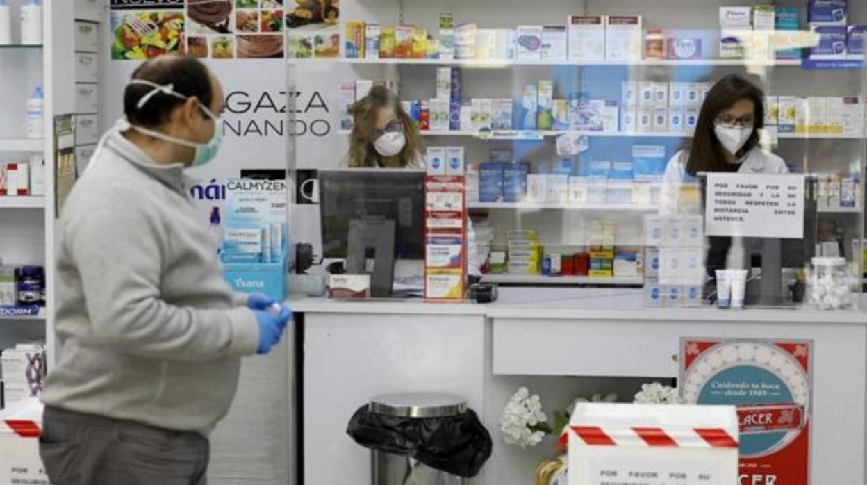 Farmacéuticas atendiendo a un cliente