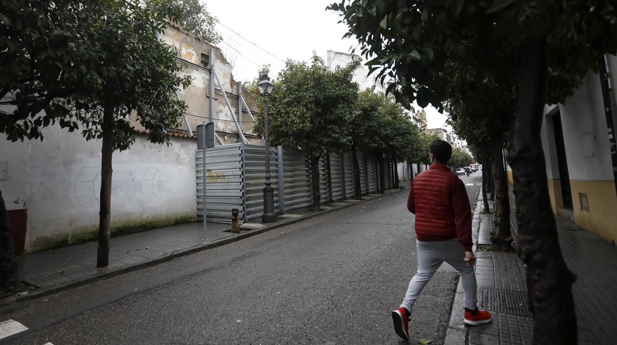 Cerramiento en la parte de la muralla que se derrumbó en 2019 en la calle San Fernando