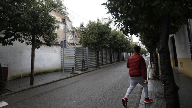 Los restauradores de la muralla de Córdoba en la calle San Fernando, abiertos a hablar con Cultura