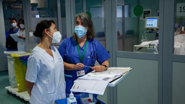 La cuarta ola llena las UCI andaluzas de pacientes más jóvenes con un Covid muy severo