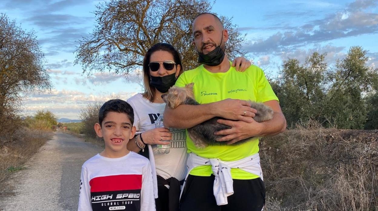 El pequeño Iker junto a sus padres