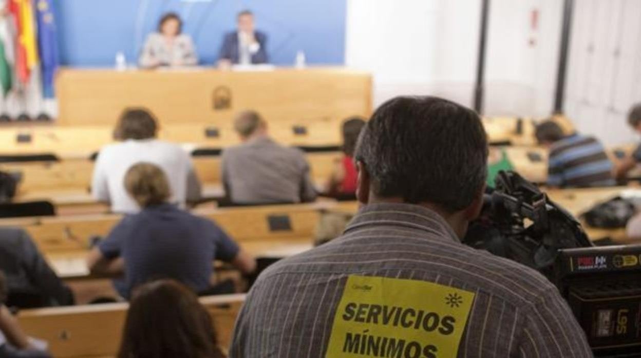 Un cámara de Canal Sur durante la pasada huelga de diciembre trabajando en el Parlamento