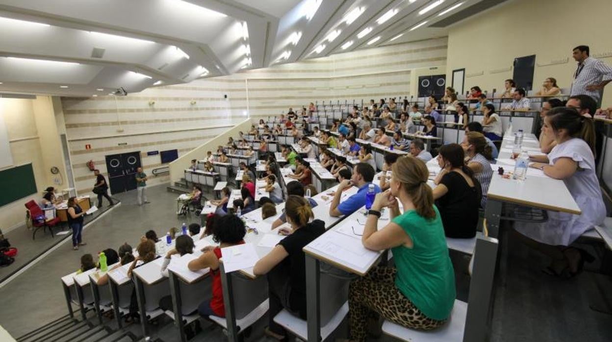 Opositores haciendo un examen