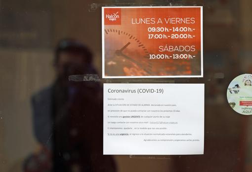 Aviso de las restricciones por Covid en una oficina