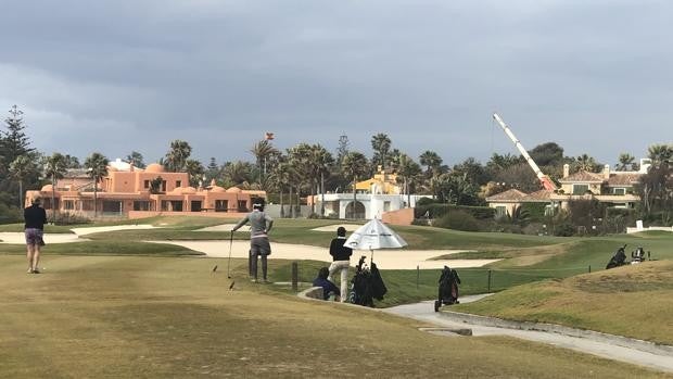 Un chiringuito amenaza el hoyo más emblemático de Marbella