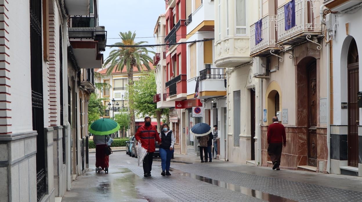 Varias personas ayer, paseando por una calle de Doña Mencía