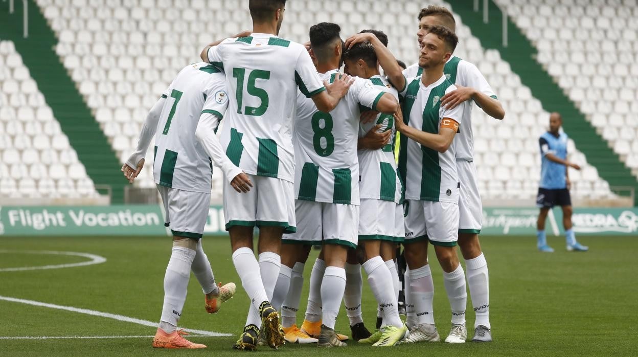 Alegría de la plantilla del Córdoba B en El Arcángel en un gol hace diez ante el Rota