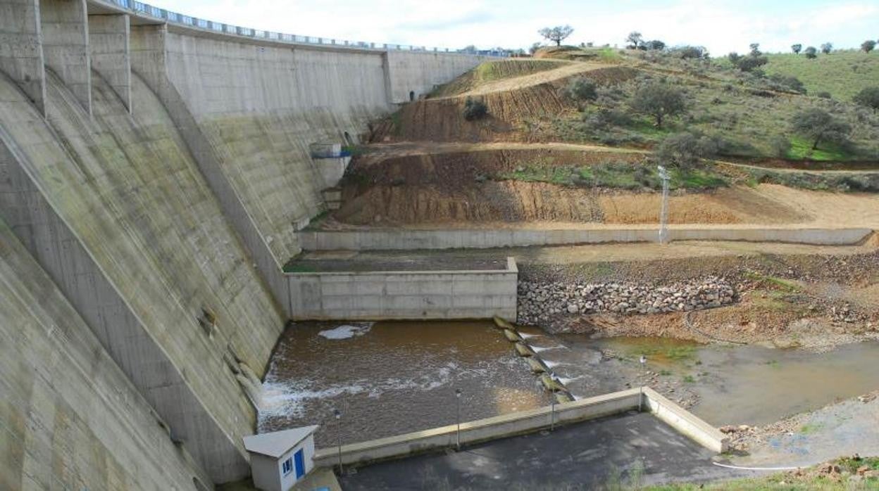 Preesa de La Colada construida en 2006 pero sin canalizaciones hacia el norte de la provincia