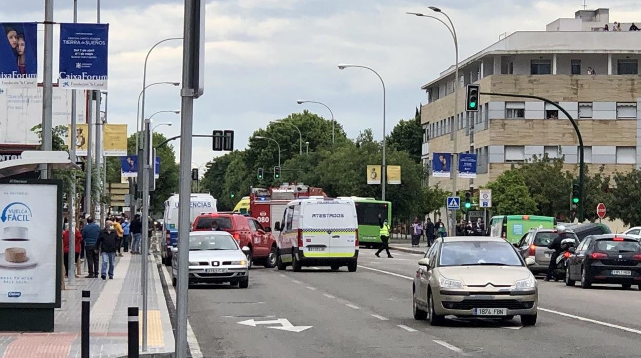 Policía Local, sanitarios y Bomberos, hoy en la avenida de Libia interviniendo en el accidente