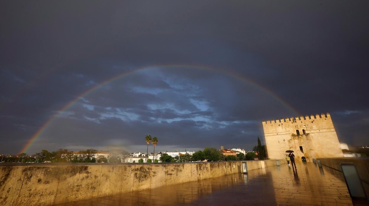 Dos personas con paraguas en el Puente Romano