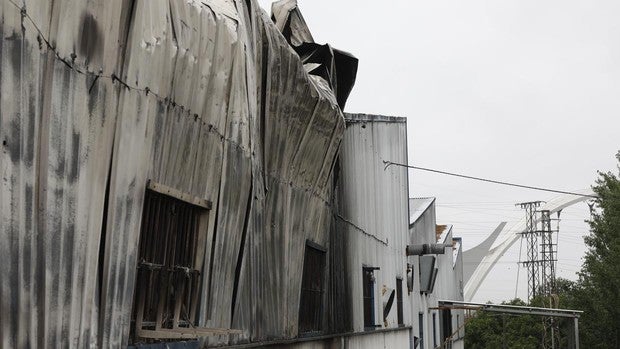 Incendio Córdoba | Un fuego calcina una nave en el polígono Amargacena con una cuarentena de coches dentro