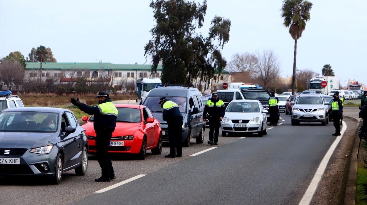 Agentes de la Policía local controlan la salida de vehículos por la carretera A-431 de Córdoba a Palma del Río