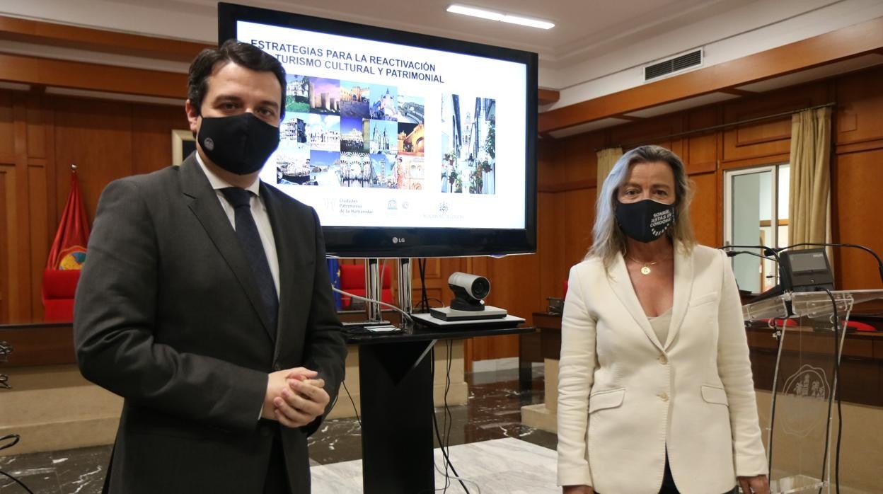 El alcalde, José María Bellido (PP), junto a la presidenta del Imtur, Isabel Albás (Cs)