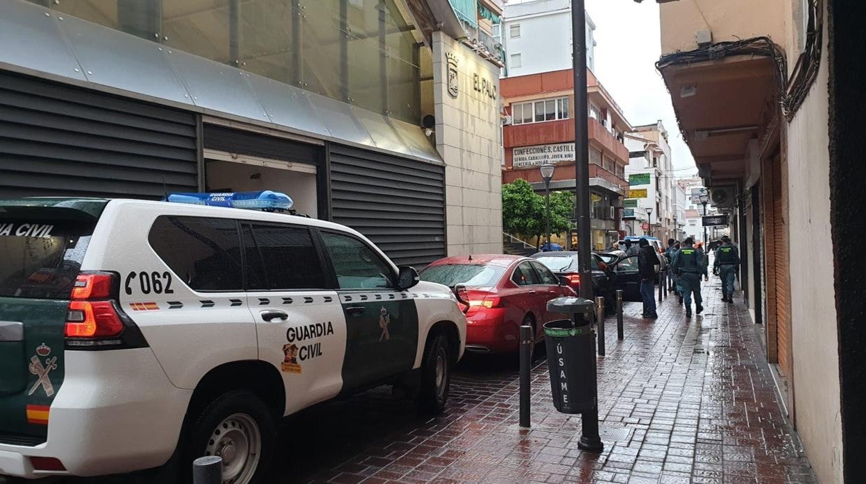 Agentes entrando en el registro de El Palo