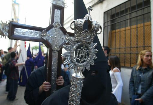 Cruz de guía, con restos de las antiguas andas del Señor