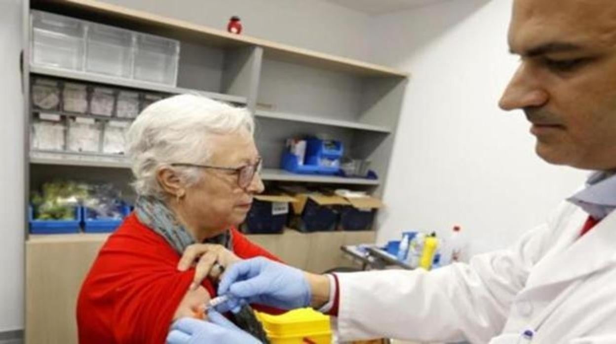 Una señora se vacuna contra el coronavirus