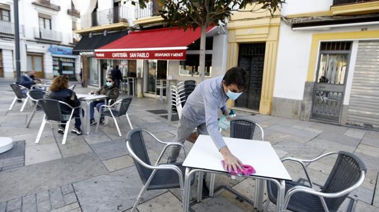 Un camarero en un bar de San Pablo