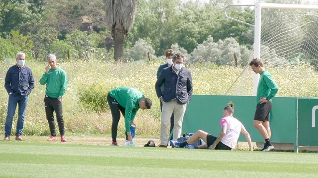 Samu Delgado, tumbado bajo la mirada de médicos, fisios y González Calvo, este miércoles, en el estadio