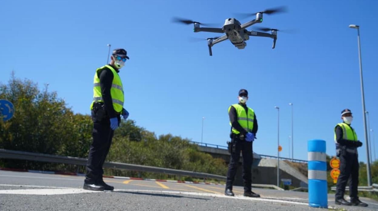 Policías locales vigilan accesos en la Costa de Ayamonte con el uso de drones