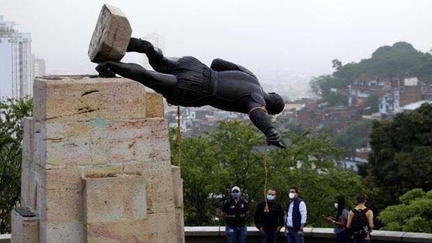 Indígenas derriban otra estatua del conquistador español Sebastián de Belalcázar, esta vez en Cali