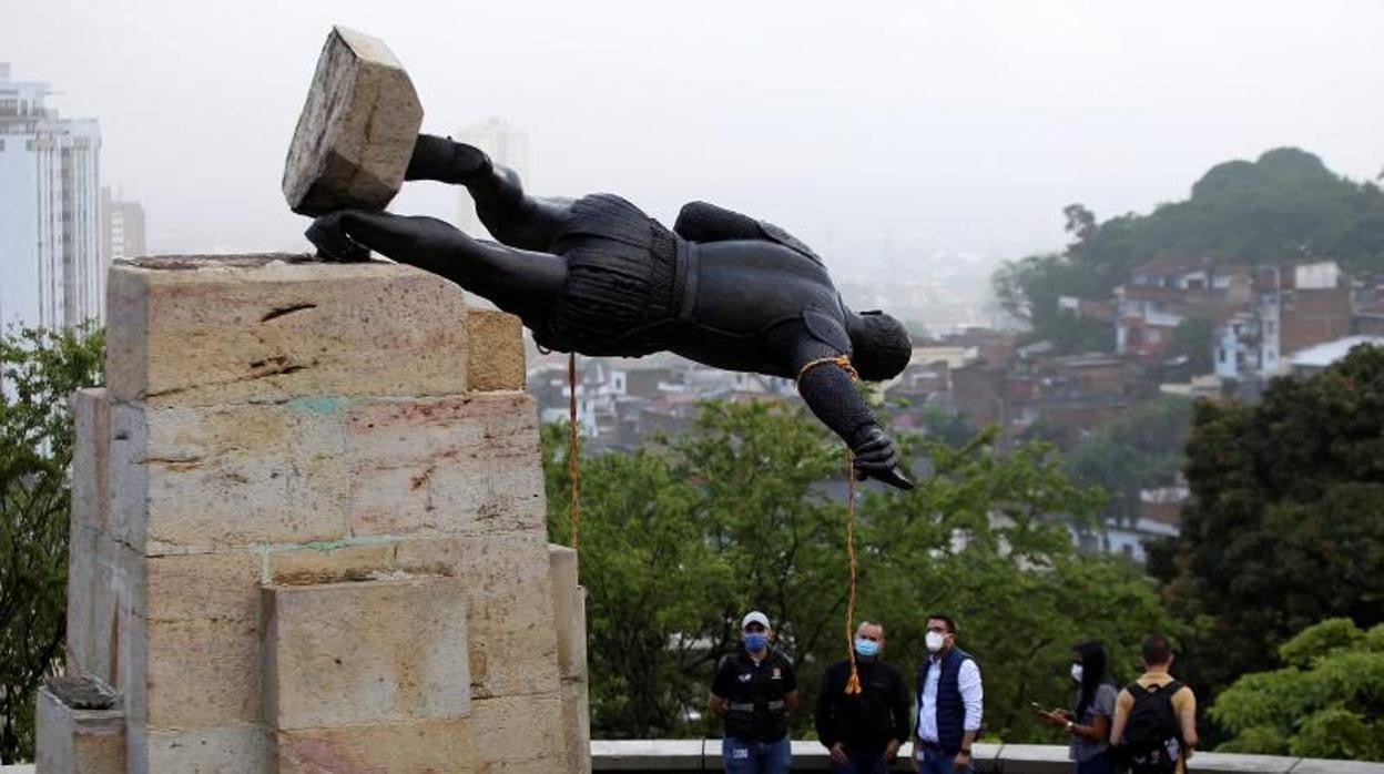 Estatua derribadea en Cali