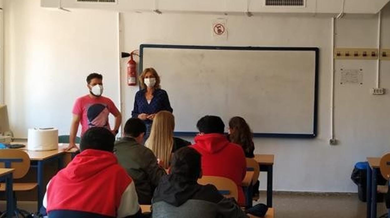 La delegada de Educación durante su visita al IES Santaella donde se ha instalado la novedosa bioclimatización