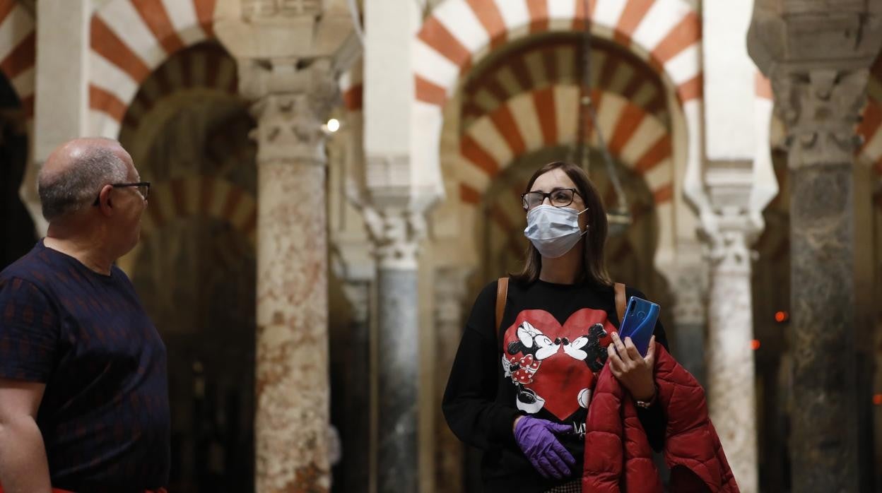 Dos visitantes en el interior del templo