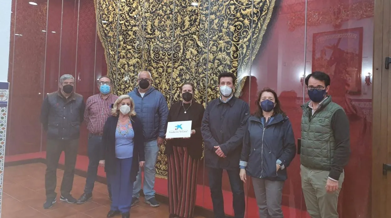 Un momento del acto de renovación del patrocinio de la fundación La Caixa con la Hermandad del Nazareno de Huelva