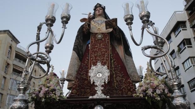 El Carmen de San Cayetano de Córdoba ultima los candelabros del paso de Santa Teresa y el Niño Jesús