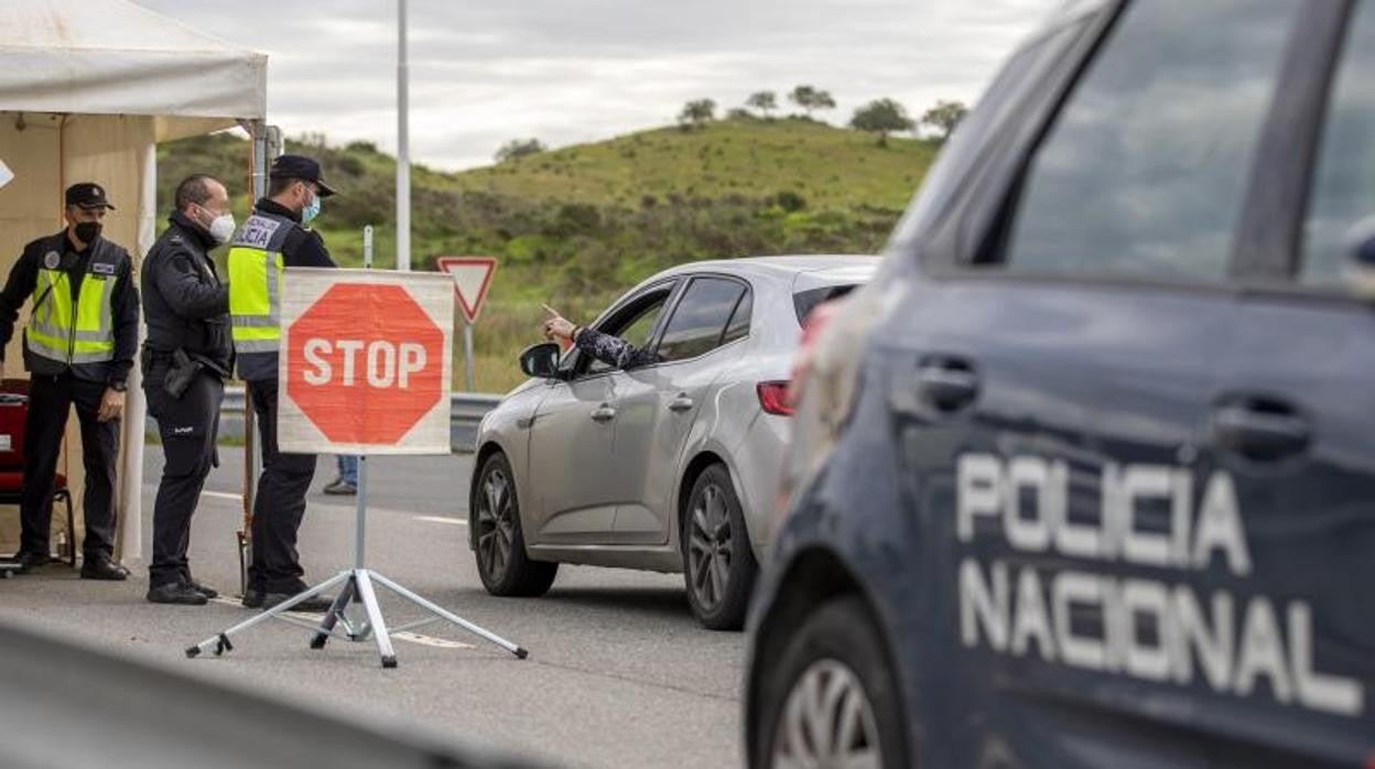 Control de la Policía Nacional tras el cierre de la frontera entre España y Portugal, entre Castro Marim (Algarve) y Ayamonte