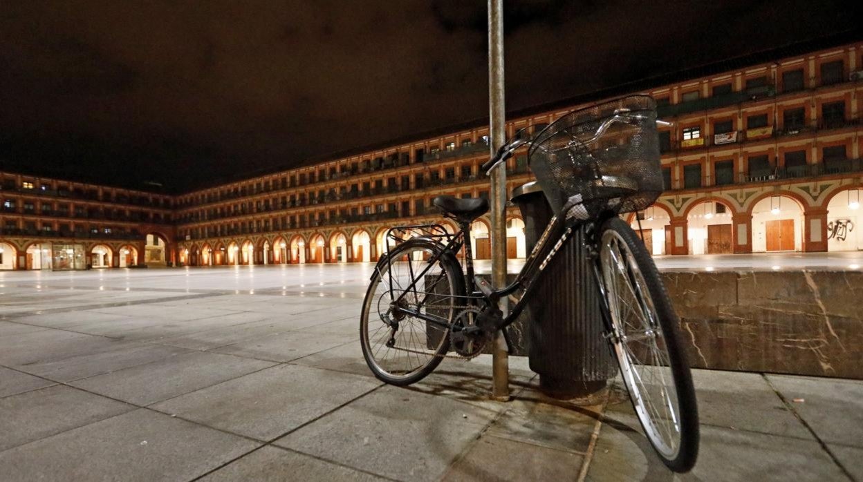 La plaza de la Corredera vacía tras el toque de queda durante el estado de alarma