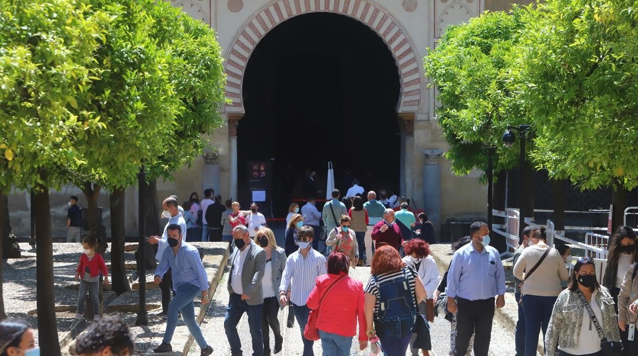 Turistas en el Patio de los Naranjos de la Mezquita-Catedral de Córdoba