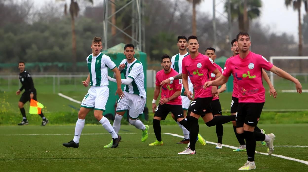 Varios jugadores del Córdoba B y del Ciudad de Lucena, en el partido en la capital cordobesa