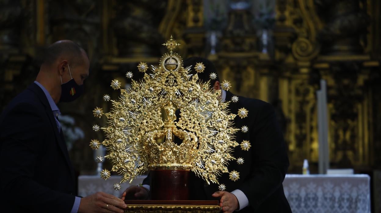 La nueva corona de la Virgen de la Esperanza, en su presentación en San Andrés