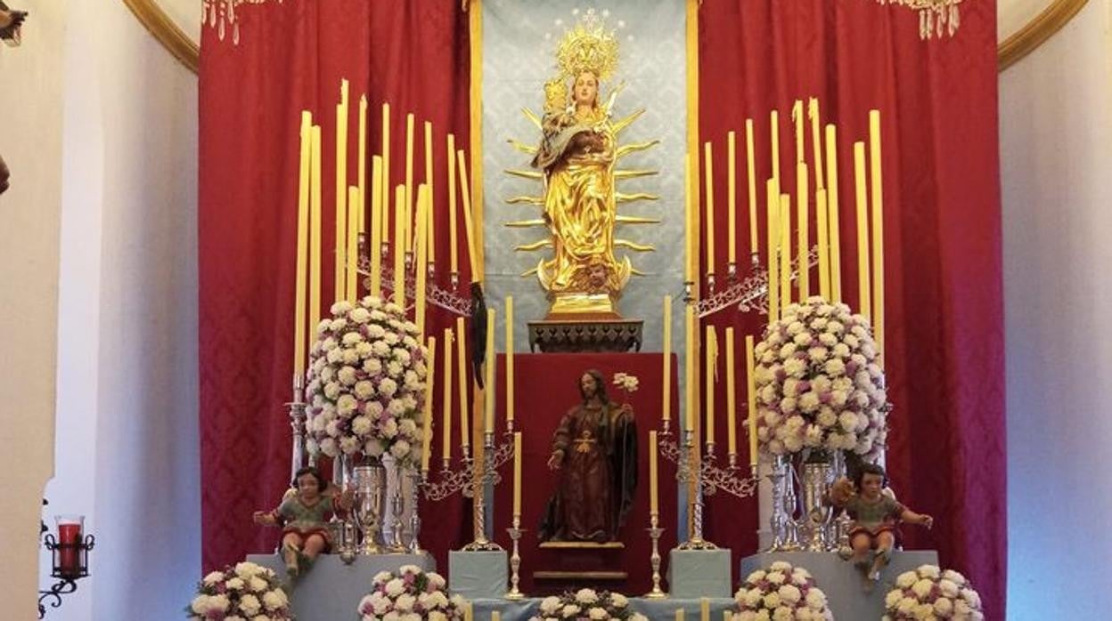 Altar dedicado a la Virgen de Linares para el inicio del triduo