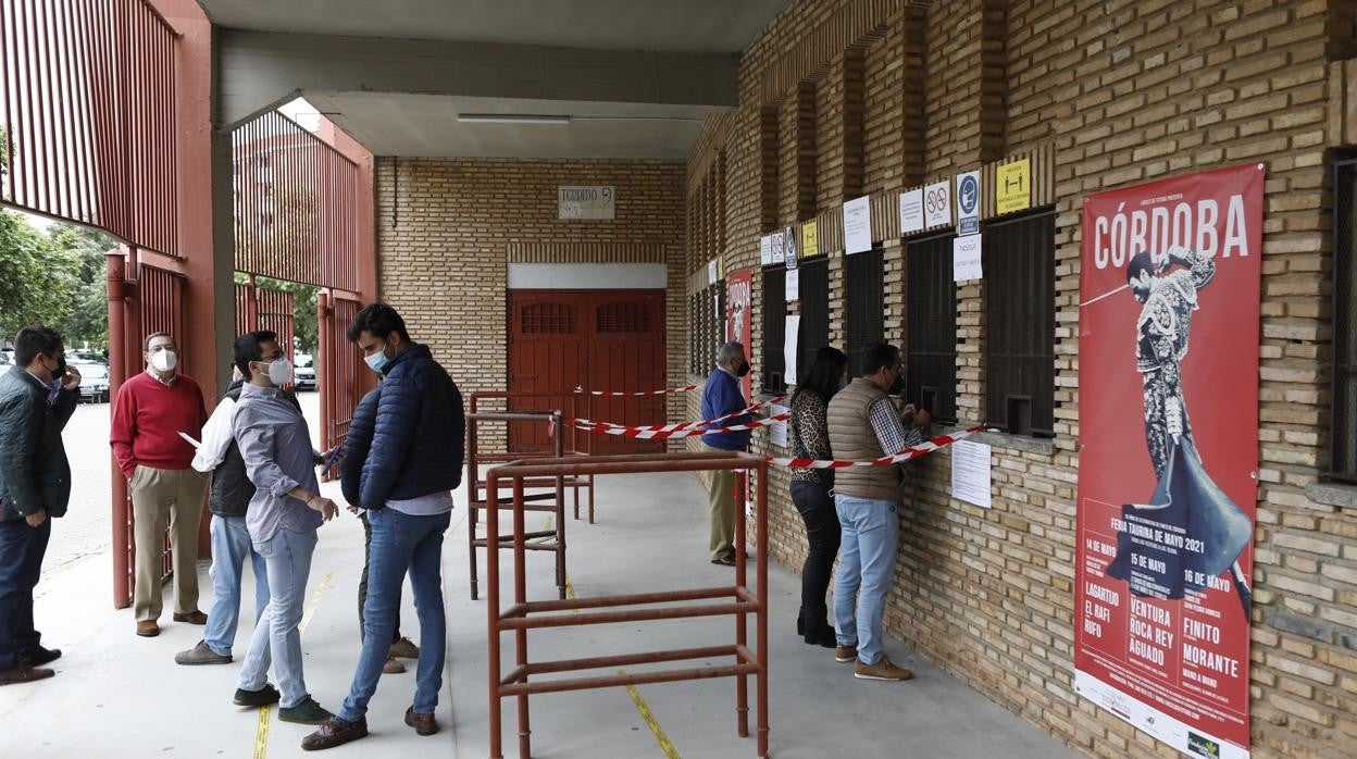 Aficionados en las taquillas del Coso de los Califas de Córdoba