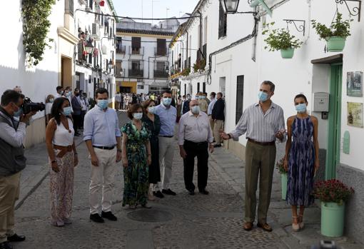 Los Reyes, en la puerta de un patio del Alcázar Viejo en junio de 2020