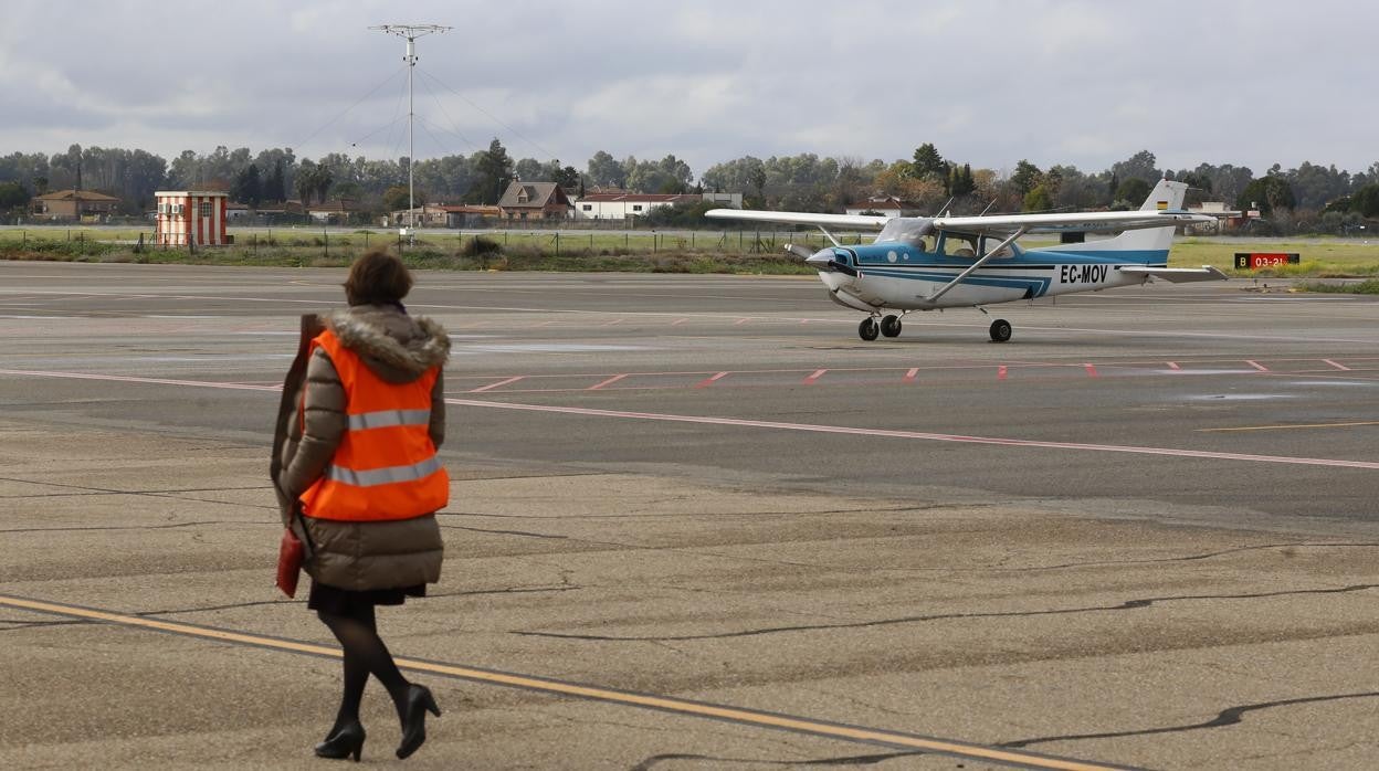 Una profesional del Aeropuerto de Córdoba cerca de una avioneta