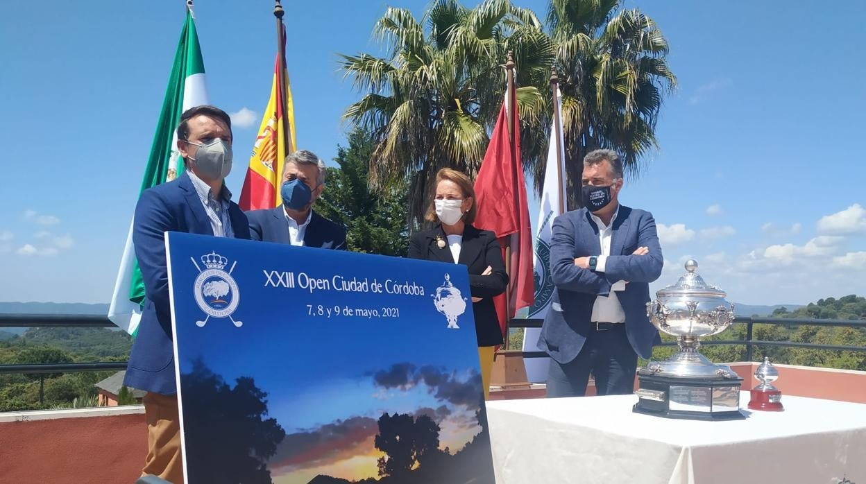 Organizadores y autoridades, durante la presentación de la Copa Albolafia de golf