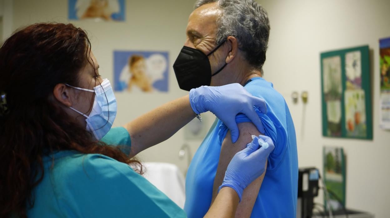 Vacunación en un centro sanitario cordobés el pasado mes de abril