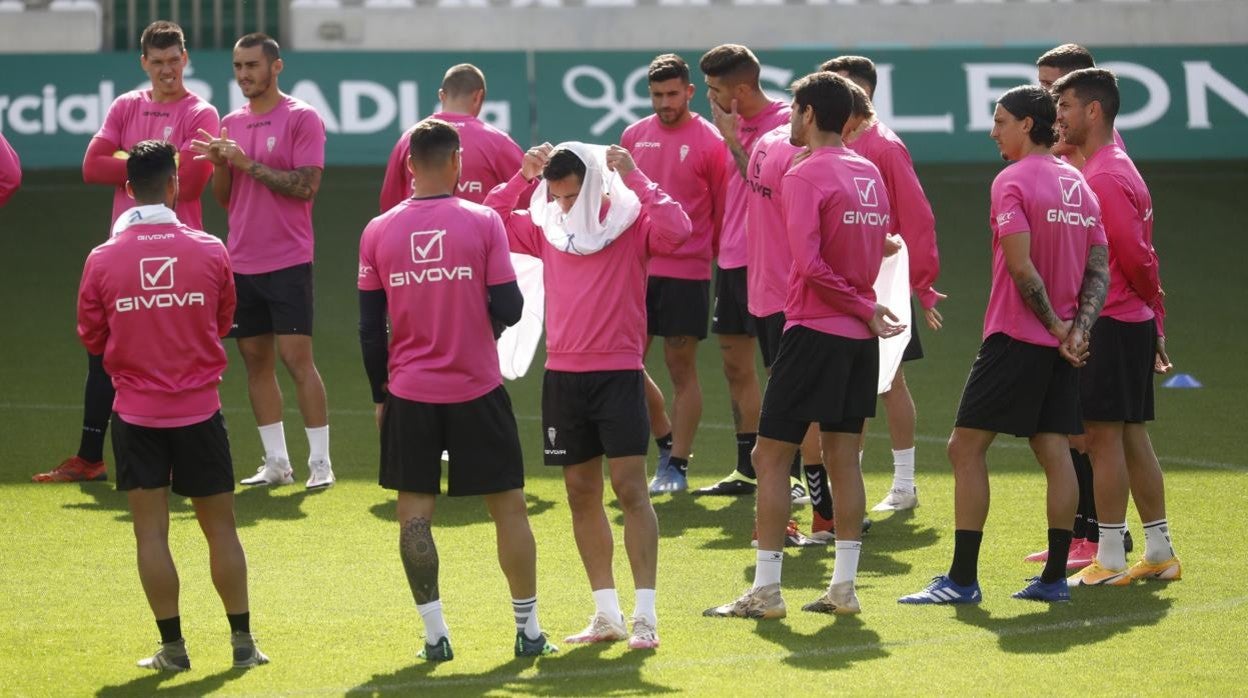 Los jugadores del Córdoba se colocan los petos durante un entrenamiento en estadio
