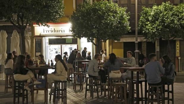 Andalucía permitirá abrir a los bares y comercios hasta las 0:00 horas a partir del 9 de mayo