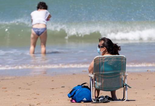 Personas en la playa de Camposoto en San Fernando en Cádiz