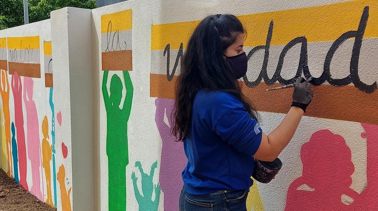 La artista Marta Puertas realiza el mural para las personas con discapacidad