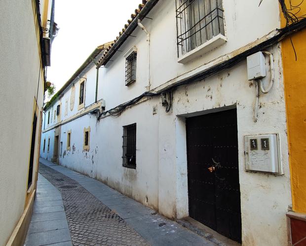 Fachada de la casa-patio del número 15 de la calle Badanas, uno de los patios de leyenda en Córdoba