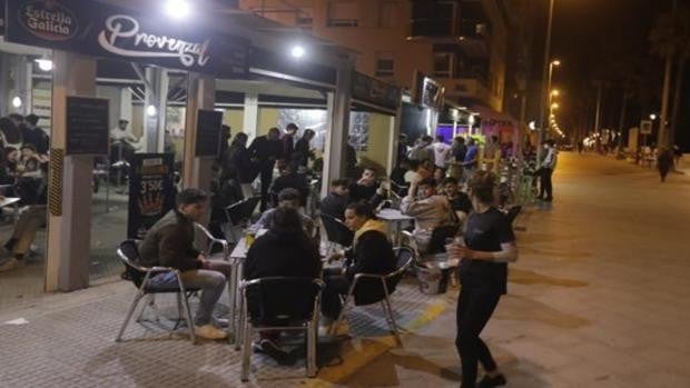 Andalucía elimina el toque de queda de este sábado y los bares ya podrán cerrar a las 12 de la noche